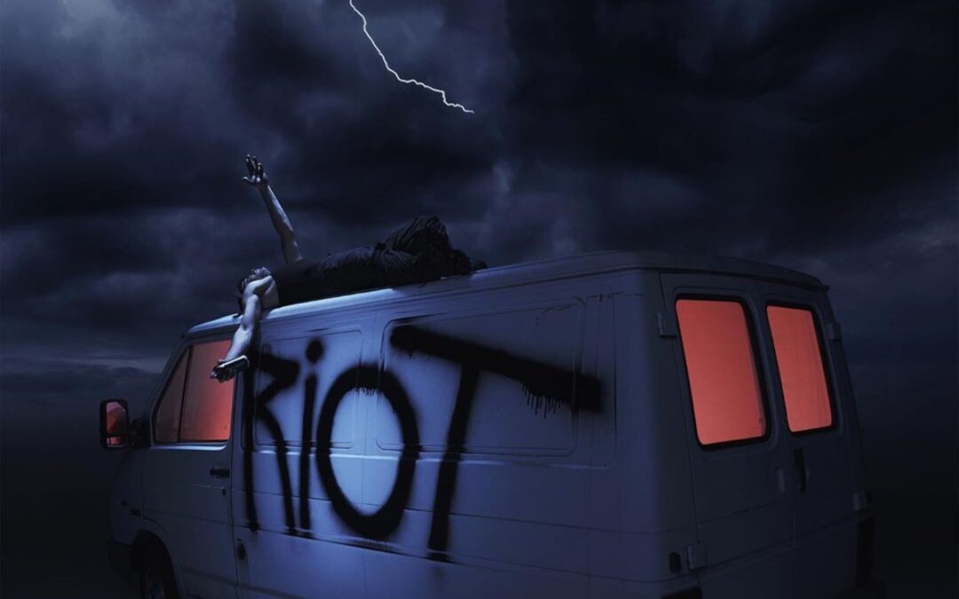 Riot di IZI, il miracolo del bimbo magico