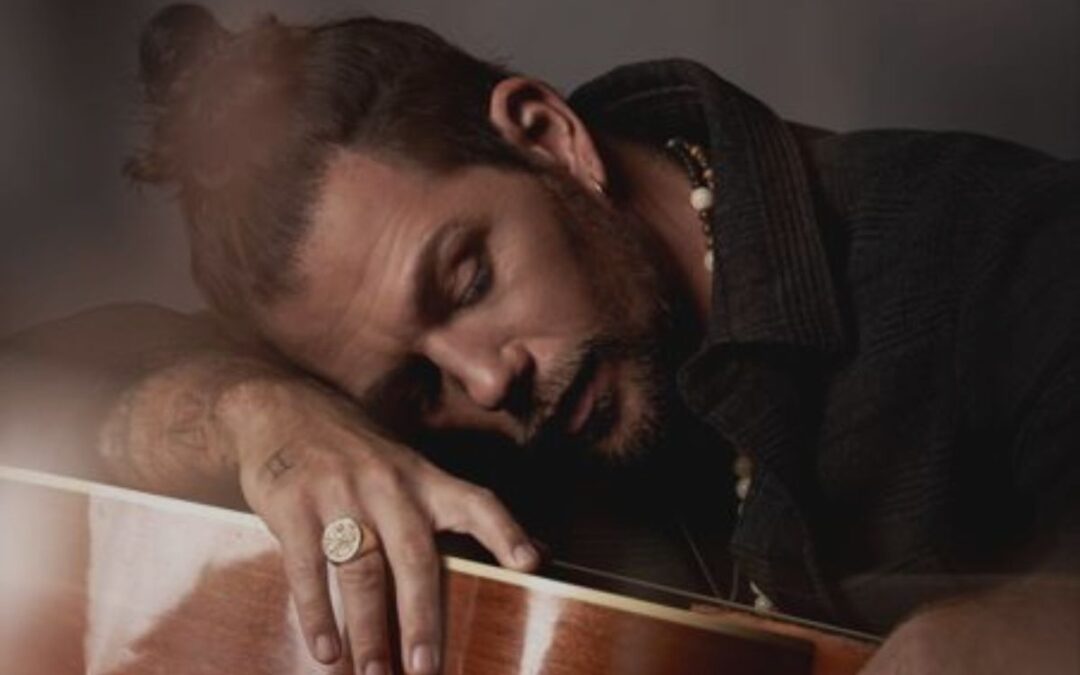 Enrico Nigiotti torna live con tre date Unplugged: ce ne parla e si racconta a Cromosomi