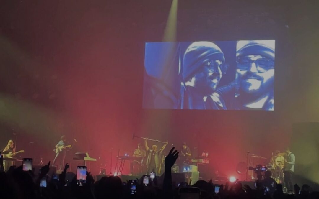 Calcutta live a Milano: il “Relax Tour” è un’irrefrenabile voglia collettiva di cantare 