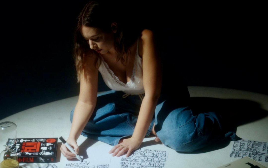 Fuori “due volte” il nuovo singolo di Lucia che racconta la sua battaglia quotidiana con la balbuzie