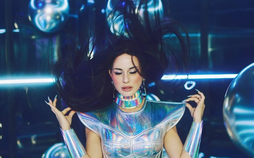 Paola Iezzi viene in pace con le good vibes di “Club astronave”