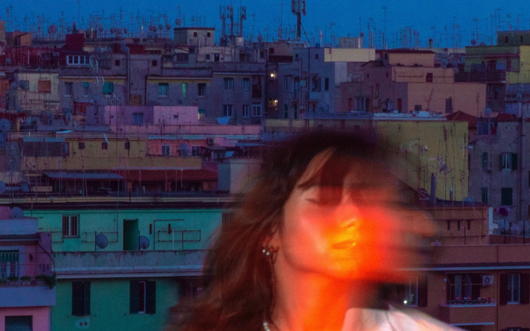 Sedici e il suo “Brivido”: il coraggio di sfidare la routine