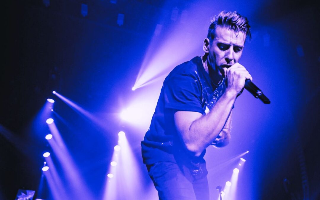 Francesco Gabbani ci porta il Natale in un qualsiasi giovedì