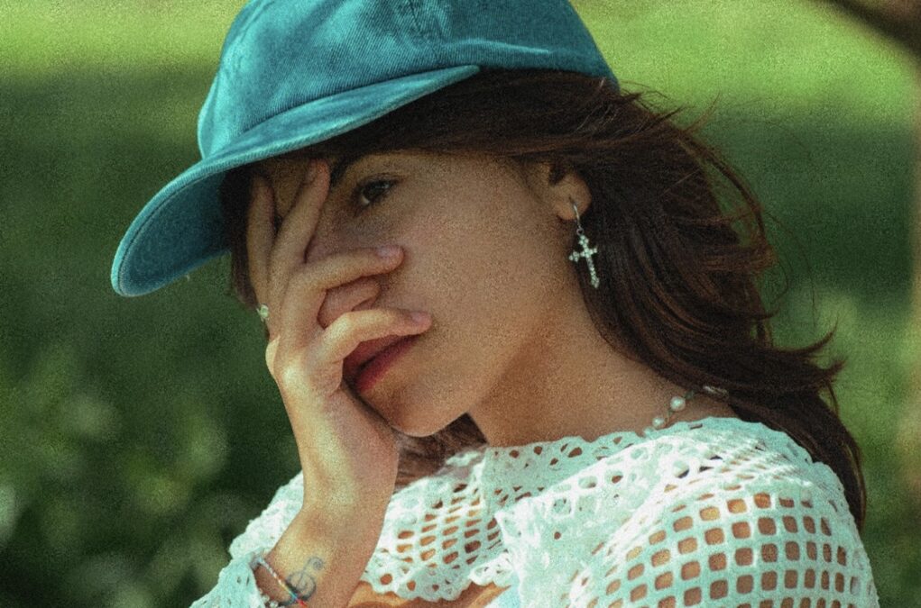 Sedici: sogni ad occhi aperti e notti in bianco nel suo primo EP, “Zero ore di sonno”
