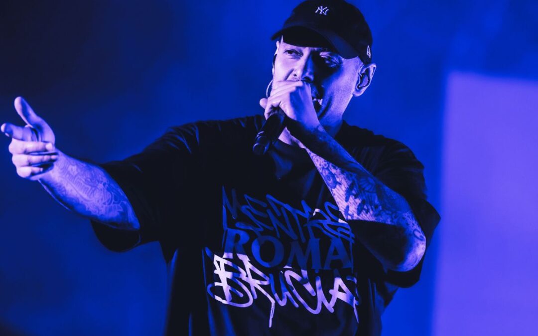 Fabri Fibra infiamma il Circo Massimo: vent’anni di rap sotto le stelle