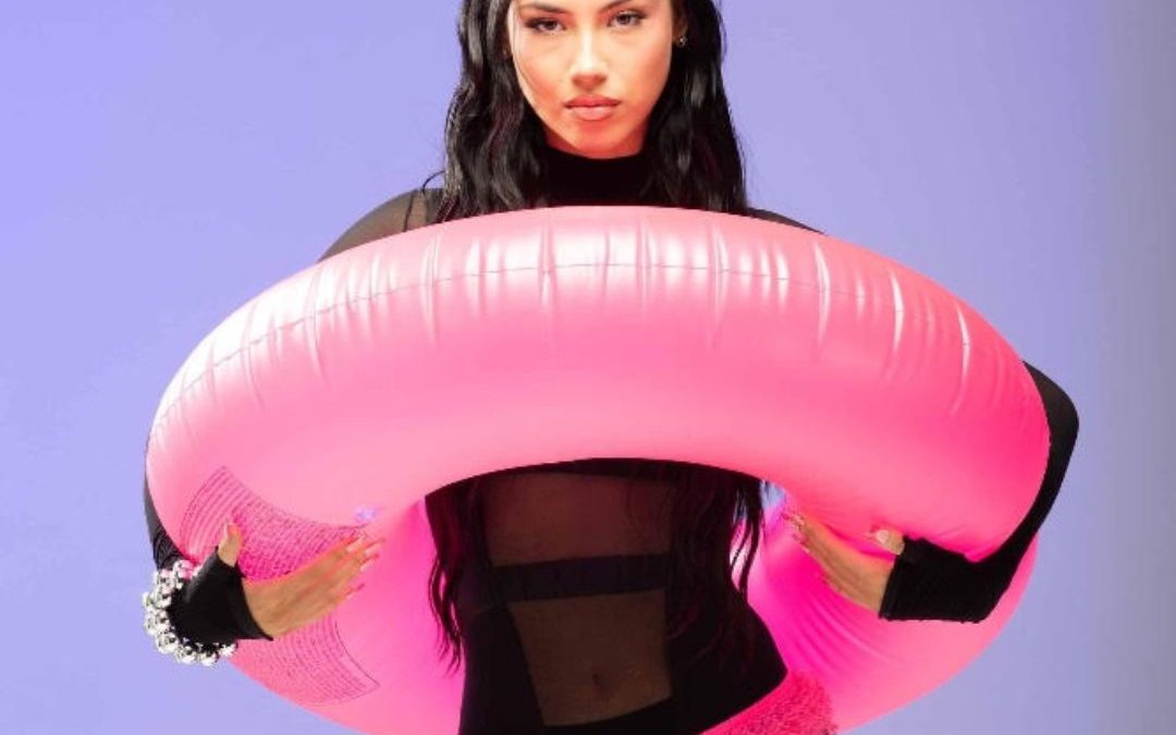 ANNA conquista l’estate 2025 con Désolée: record, tour sold-out e dominio pop