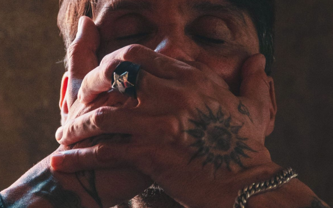 “In un mondo di stronzi”: il nuovo singolo di Fabrizio Moro ci affaccia alla sua nuova era musicale