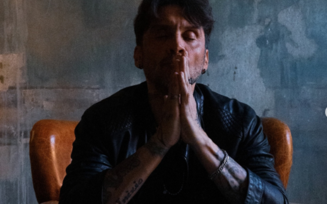 “Non ho paura di niente”: Fabrizio Moro rilascia a sorpresa il suo nuovo singolo