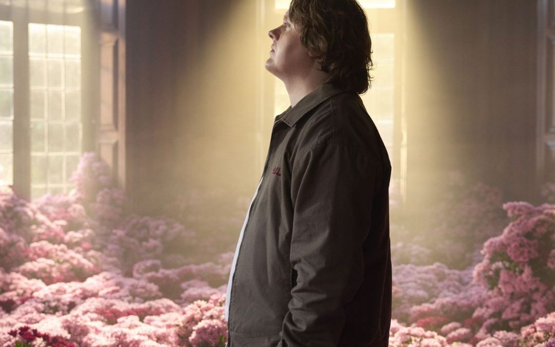 Lewis Capaldi: fuori oggi Something In The Heavens, il nuovo inno che emoziona dal primo ascolto