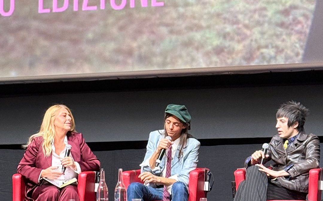 “La Chitarra nella Roccia – Lucio Corsi dal vivo all’Abbazia di San Galgano”: il film-concerto presentato alla Festa del Cinema di Roma