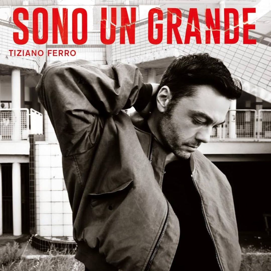 Fragilità, amore e rinascita: Tiziano Ferro si confessa in “SONO UN GRANDE”