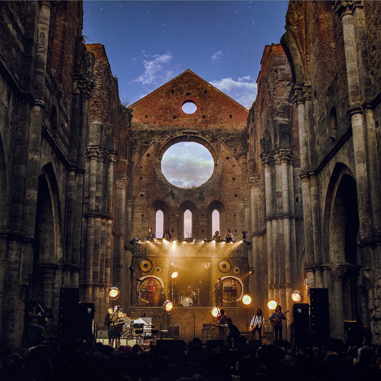 La Chitarra Nella Roccia: il live mistico di Lucio Corsi a San Galgano