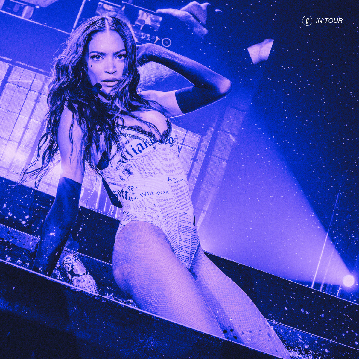 Galattica, audace, magnetica, erotica: Elodie e il manifesto che conquista il Forum di Milano