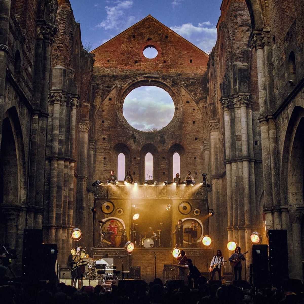 Le “Orme” di Lucio Corsi lasciano il segno come “La Chitarra Nella Roccia”