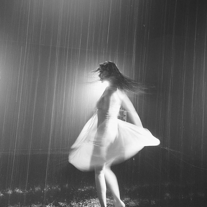 Clara, la verità nuda di Uragani nella nuova versione acustica