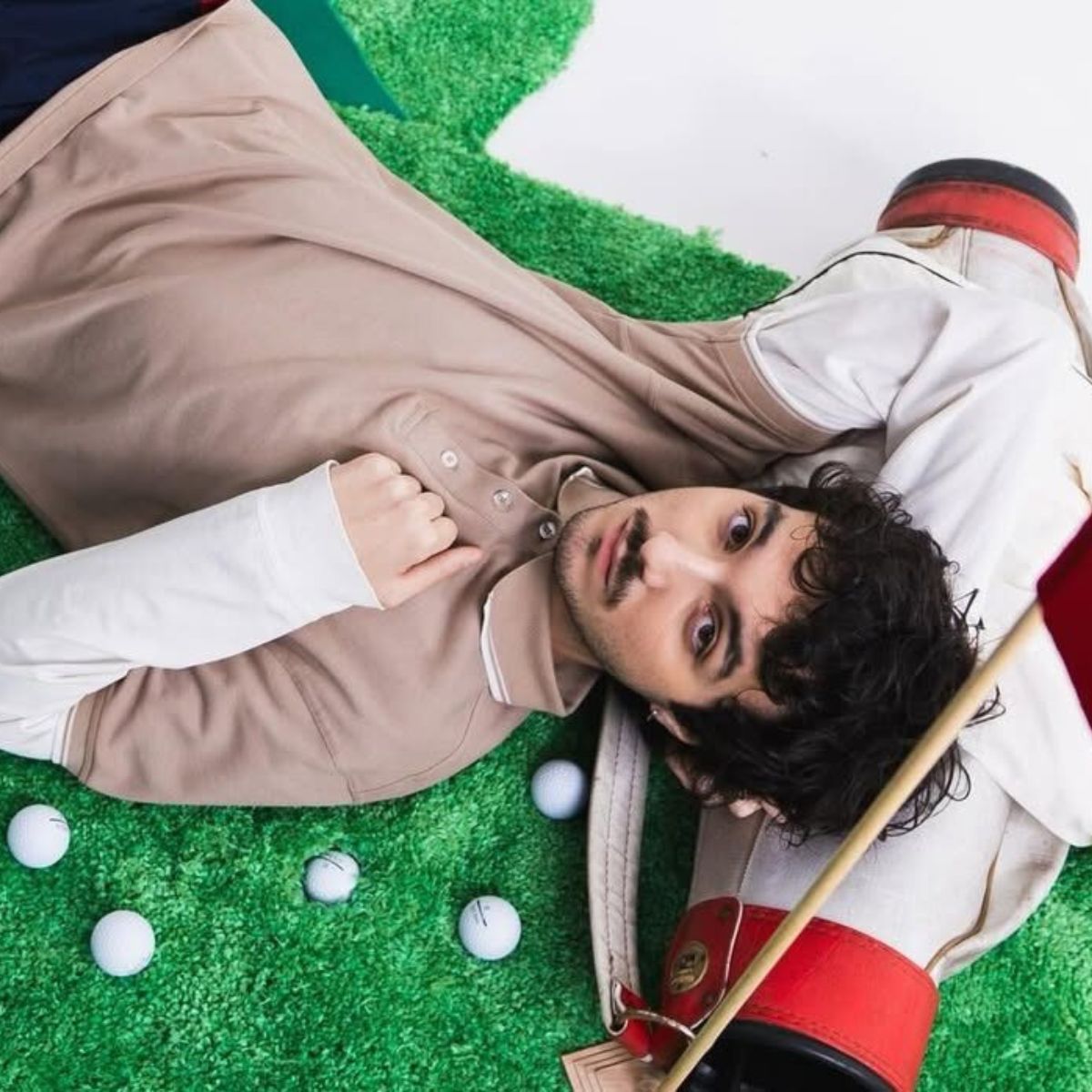 “MANIFESTAZIONE D’AMORE” di Mazzariello e la necessità di rimanere a galla