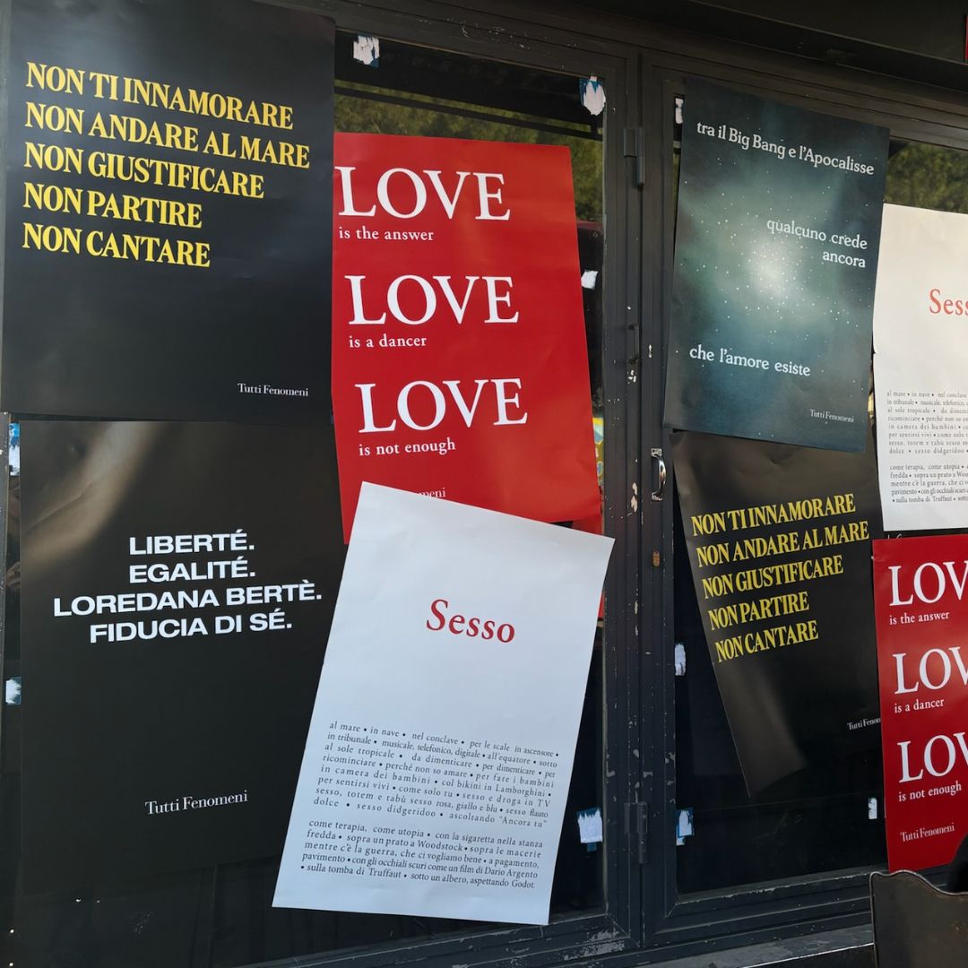 Tutti Fenomeni @ Fischio, Piazzale degli Eroi Poster con testi provienienti dal nuovo album di Tutti Fenomeni.