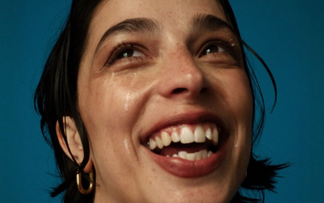 Lea Gavino debutta con l’EP “11 Volte”: dalla recitazione al palco del Primo Maggio