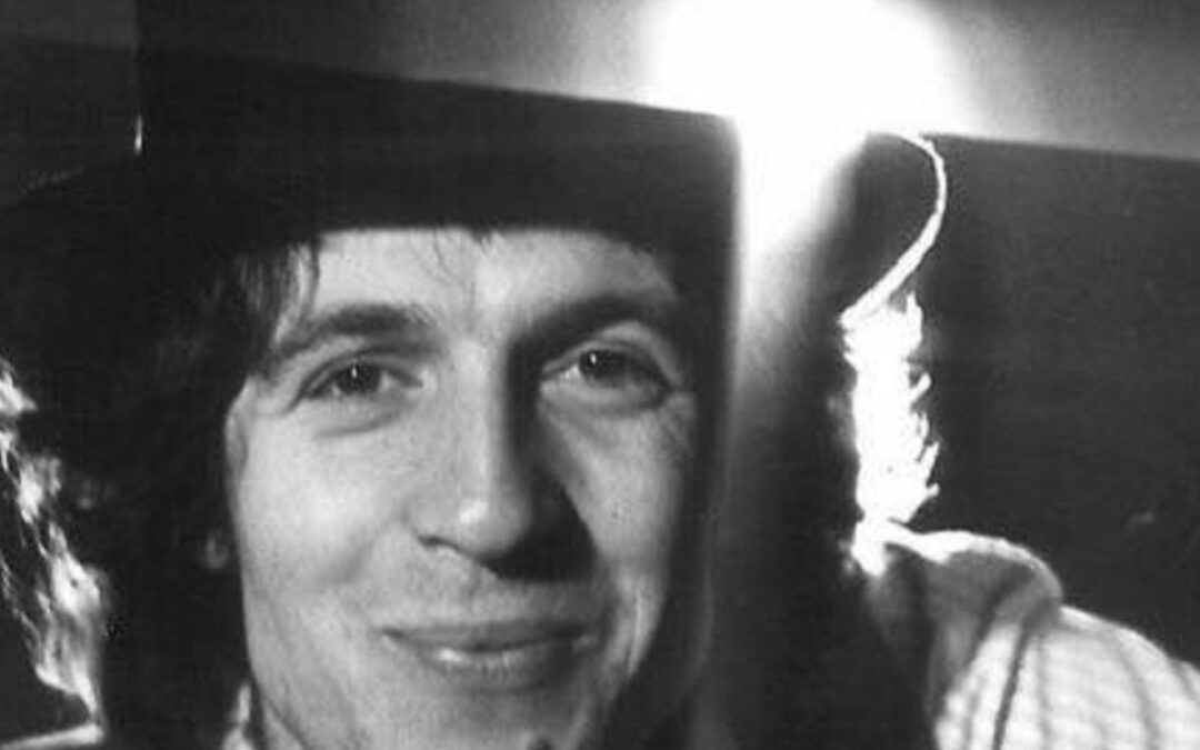 Il caos come linguaggio: Rino Gaetano e l’antropologia dell’Italia frammentata 50 anni dopo “Mio fratello è figlio unico”
