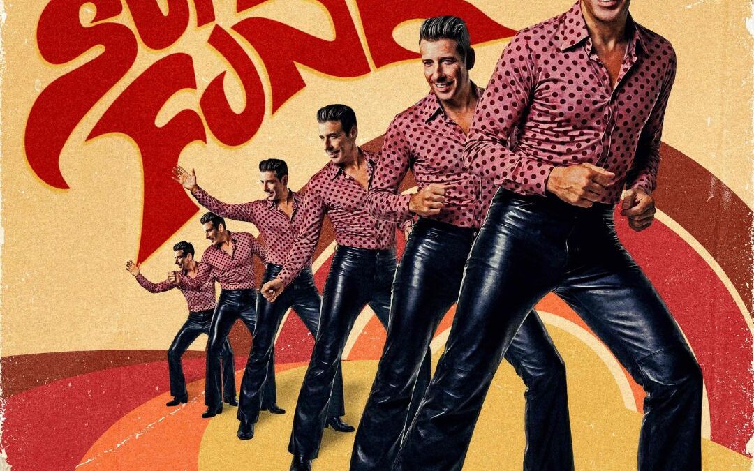 Francesco Gabbani festeggia 10 anni di successi con il nuovo singolo “Summer Funk” e un tour estivo