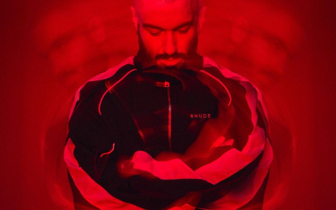 Il tocco live e l’estasi del dancefloor: James Hype lancia il nuovo singolo “Seratonin”