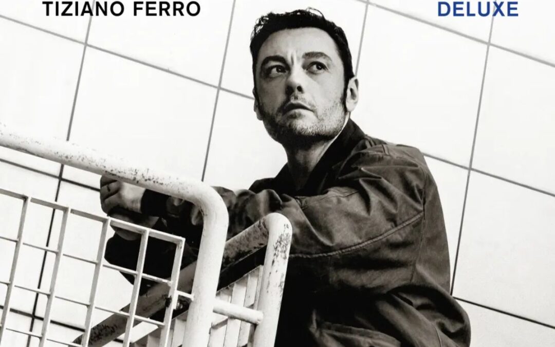 “Sono un Grande Deluxe”: l’autoironica celebrazione di sé di Tiziano Ferro