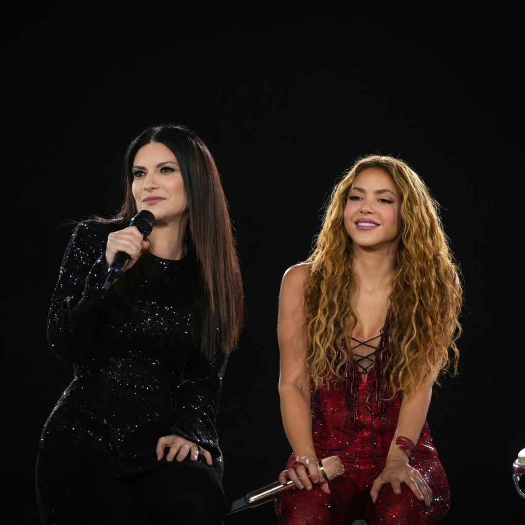 Pausini e Shakira a Madrid: storico duetto su Antología sul palco del Las Mujeres Ya No Lloran Tour