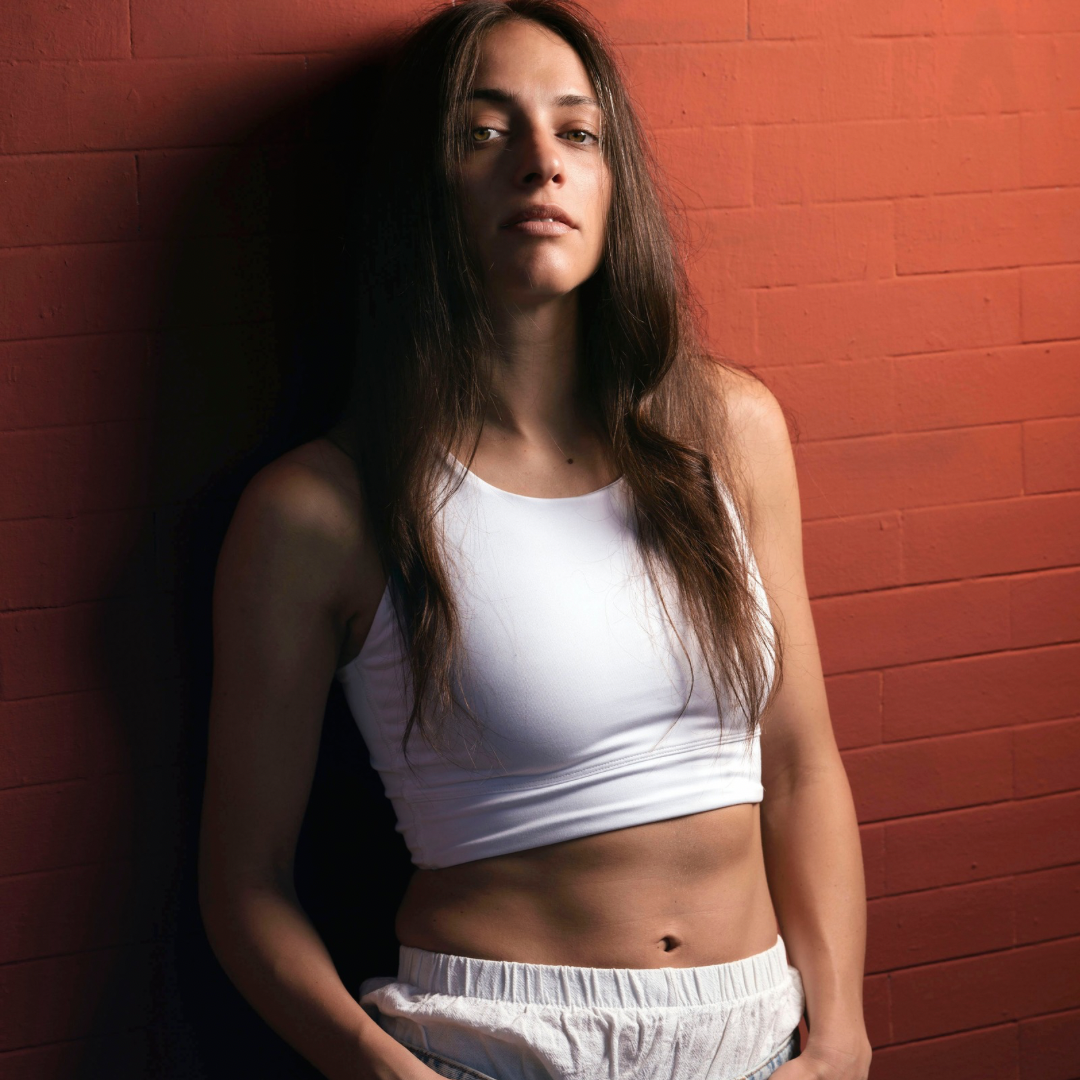 Isola: Paola Pizzino pubblica il nuovo EP tra R&B, cantautorato e la collaborazione con Wrongonyou