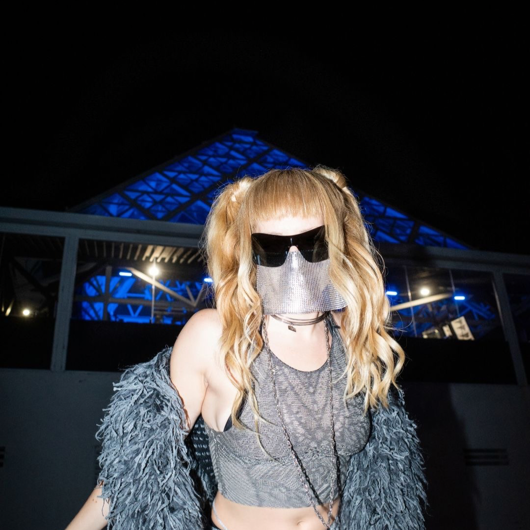 Dalla Riviera a Londra: M¥SS KETA torna con BBDV6?, prodotto da Crookers tra electro-house e Cocoricò