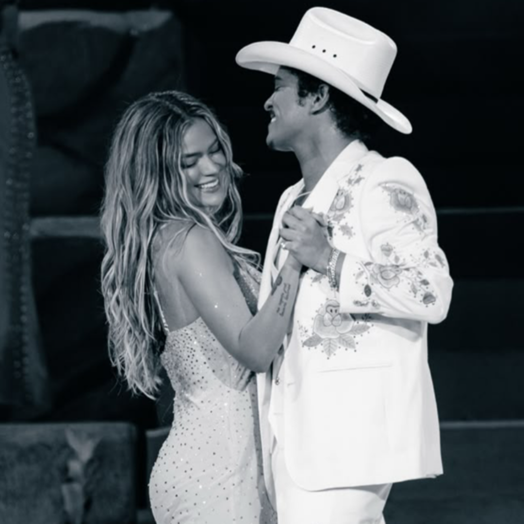 Still: KAROL G firma con Bruno Mars il suo primo singolo in inglese dal vivo al SoFi Stadium