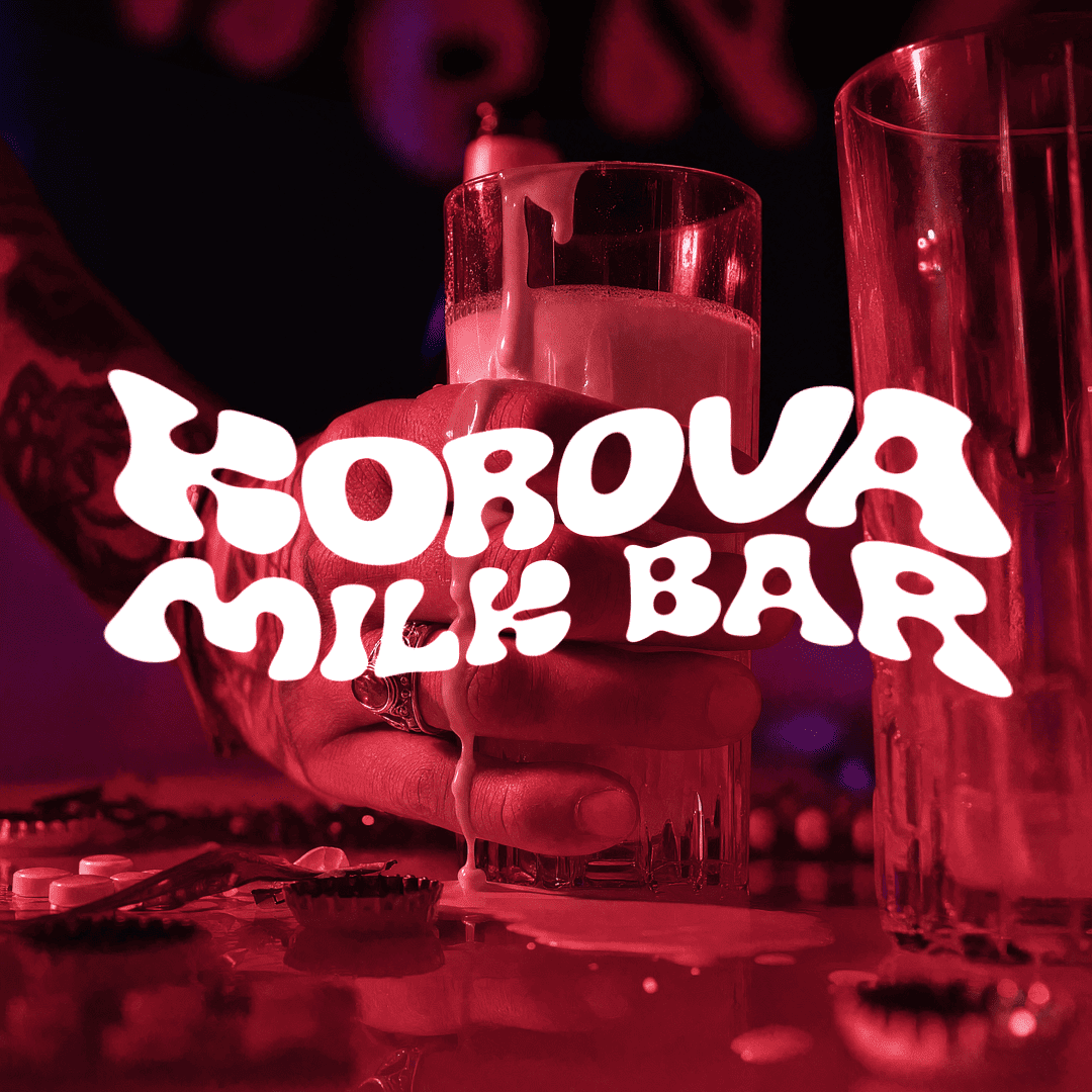“Korova Milk Bar”: Mescal Dom porta l’estetica di Arancia Meccanica tra le strade di Fiumicino