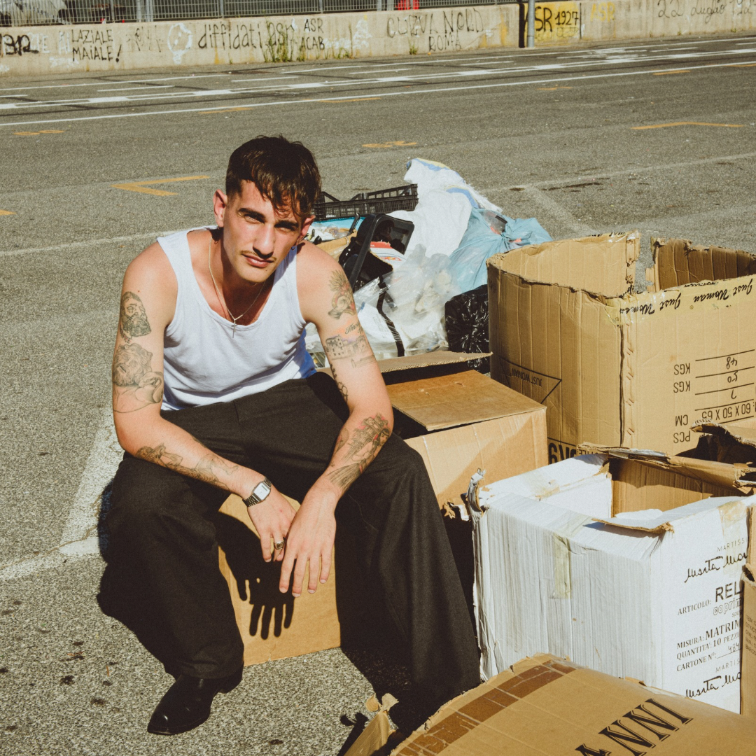 “BUSINESS”: il rapper romano Chino torna con il nuovo singolo tra gentrificazione e sonorità balcaniche