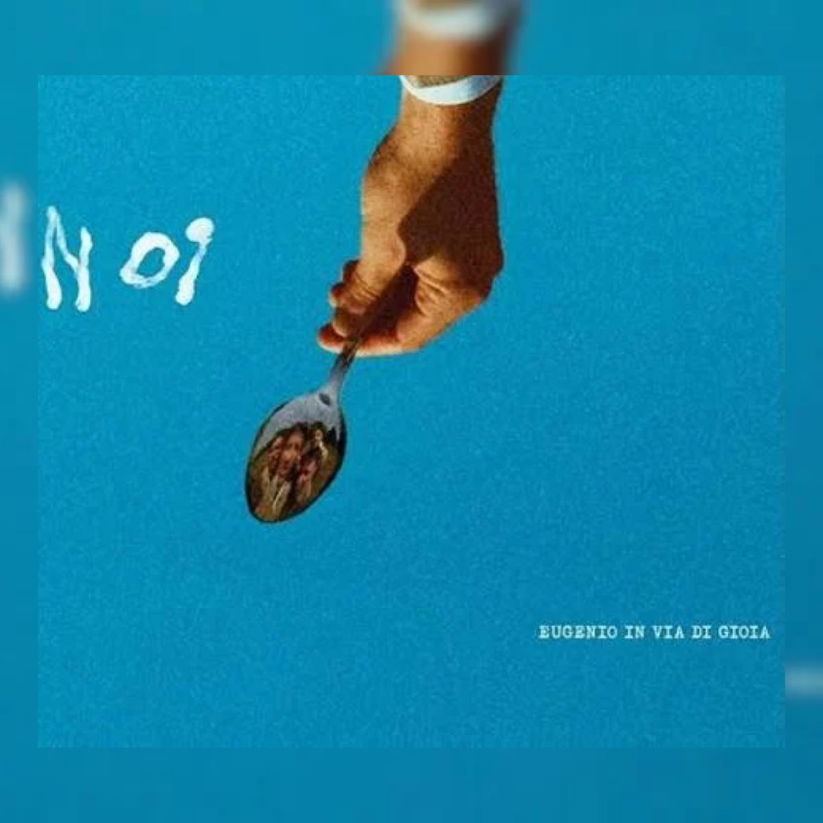 Eugenio in Via di Gioia e “N OI”: quando il plurale diventa una scelta