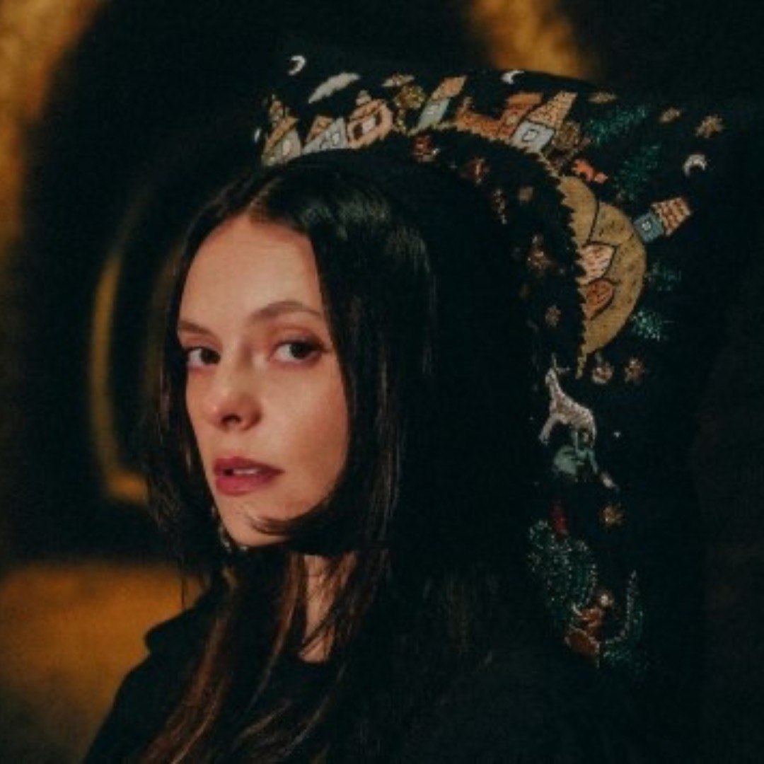 Tra folklore, alt-rock e teatro: Francesca Michielin annuncia il concept album “Magia Bianca, Magia Nera”